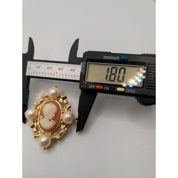 Vintage Gold Tone Cameo Brooch/Pendant With Simulated Pearls - Picture 8 of 13